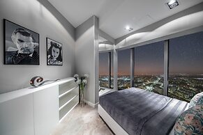 Apartments in Sky Tower with Bathtub near the window
