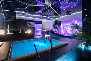 Apartments in Sky Tower with Bathtub near the window