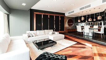 Apartments in Sky Tower with Bathtub near the window