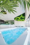 Apartments in Sky Tower with Bathtub near the window