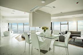 Apartments in Sky Tower with Bathtub near the window