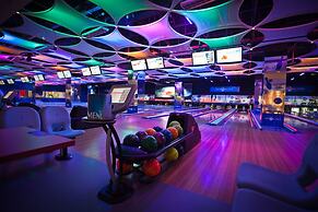 Apartments in Sky Tower with Bathtub near the window