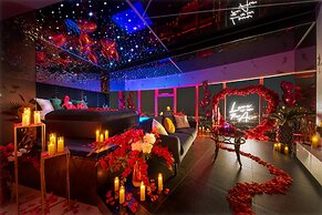 Apartments in Sky Tower with Bathtub near the window