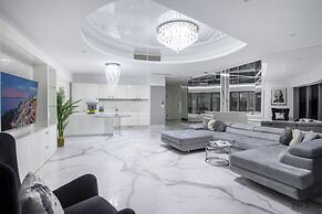 Apartments in Sky Tower with Bathtub near the window