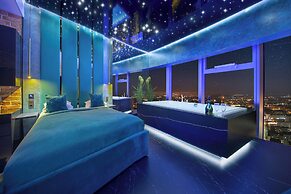 Apartments in Sky Tower with Bathtub near the window