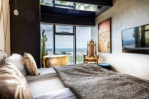 Apartments in Sky Tower with Bathtub near the window