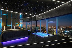 Apartments in Sky Tower with Bathtub near the window