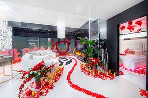Apartments in Sky Tower with Bathtub near the window