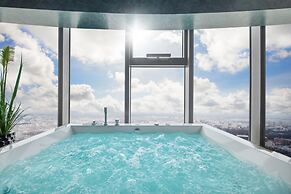 Apartments in Sky Tower with Bathtub near the window