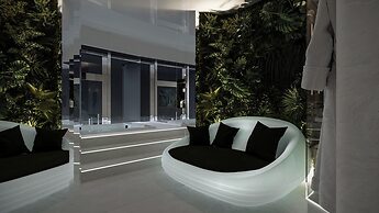 Apartments in Sky Tower with Bathtub near the window