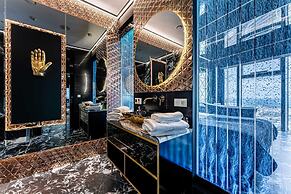 Apartments in Sky Tower with Bathtub near the window