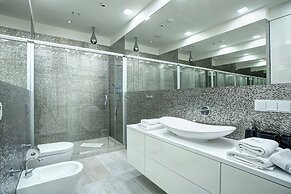 Apartments in Sky Tower with Bathtub near the window