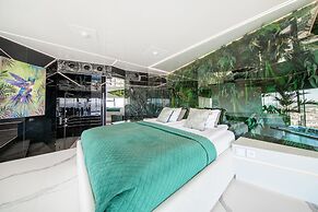 Apartments in Sky Tower with Bathtub near the window