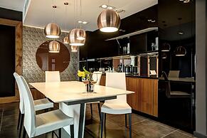 Apartments in Sky Tower with Bathtub near the window