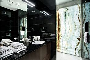 Apartments in Sky Tower with Bathtub near the window