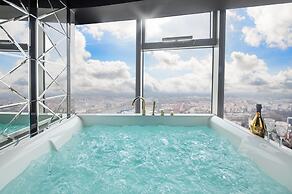 Apartments in Sky Tower with Bathtub near the window