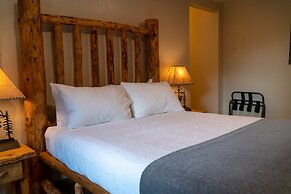 Ouray Riverside Resort - Inn & Cabins