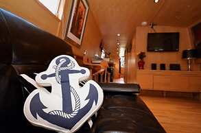 The Four Sisters Boatel