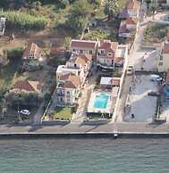 Gera Bay Studios and Apartments