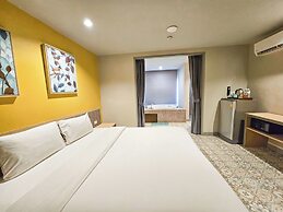 Recenta Suite Phuket Suanluang