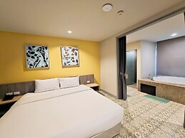 Recenta Suite Phuket Suanluang