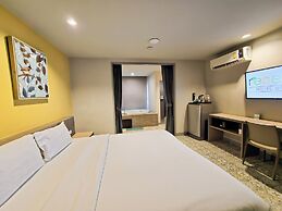 Recenta Suite Phuket Suanluang