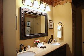 Black Bear Lodge of Sapphire