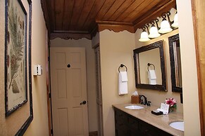 Black Bear Lodge of Sapphire