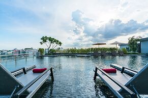 De Botan Srinakarin Hotel & Residence