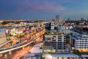 De Botan Srinakarin Hotel & Residence