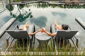 De Botan Srinakarin Hotel & Residence