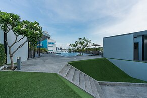 De Botan Srinakarin Hotel & Residence