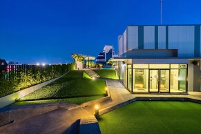 De Botan Srinakarin Hotel & Residence