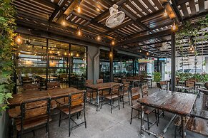 De Botan Srinakarin Hotel & Residence