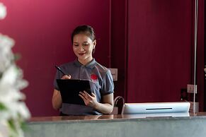 De Botan Srinakarin Hotel & Residence