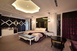 Uher Luxury Resort & Hotel