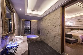 Uher Luxury Resort & Hotel