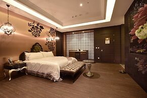 Uher Luxury Resort & Hotel