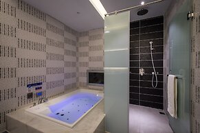 Uher Luxury Resort & Hotel