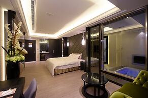 Uher Luxury Resort & Hotel