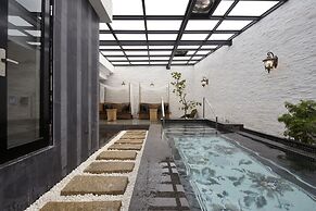 Uher Luxury Resort & Hotel