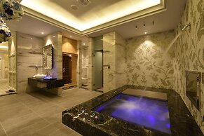 Uher Luxury Resort & Hotel