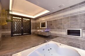 Uher Luxury Resort & Hotel