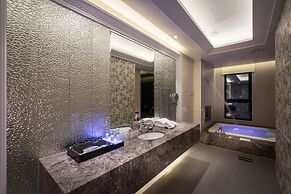 Uher Luxury Resort & Hotel