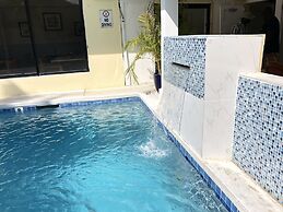 The Colony Club Inn & Suites