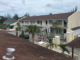 The Colony Club Inn & Suites