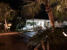 The Colony Club Inn & Suites