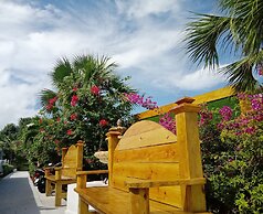 The Colony Club Inn & Suites