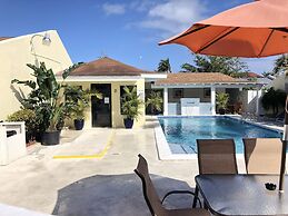 The Colony Club Inn & Suites