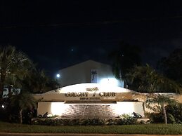 The Colony Club Inn & Suites